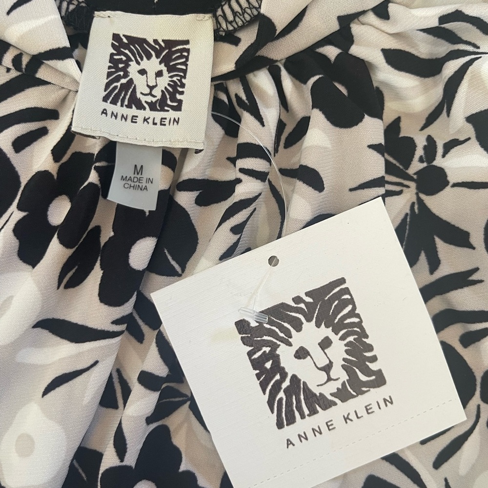 Anne Klein: (MEDIUM) Black and White Floral Blouse with Gold Button Detail